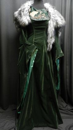 Inspired by Sansa Stark green velvet dress embroidered wolf | Etsy Material For Dresses, Fur Cloak, Most Popular Outfits, Dresses For Winter, Moda Medieval, Gaun Abad Pertengahan, Vestidos Anime, Fur Dress, Velvet Dresses