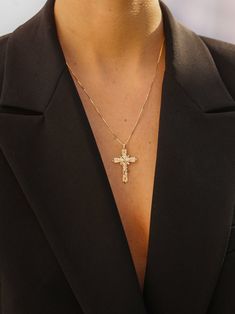 Alliciante.com Gold Crucifix Necklace, Neck Pieces Jewelry, Crucifix Necklace, Gold Cross Necklace, Gold Cross Pendant, Dainty Gold Necklace, Jewelry Lookbook, Cross Jewelry, Delicate Jewelry