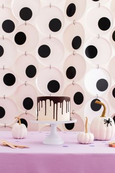 diy googly eye backdrop Halloween Birthday Food, Diy Party Backdrop, Halloween Party Backdrop, Halloween Diy Paper, Diy Halloween Party, Party Backdrop Diy, Table Backdrop, Diy Photo Backdrop, Party Backdrops