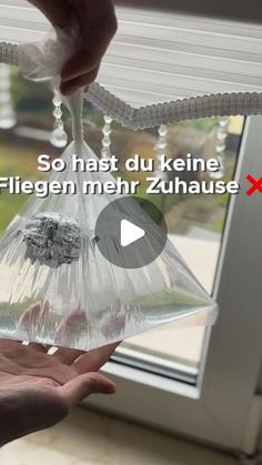 someone is holding a plastic bag in their hand with the words, so not du keine fliegen mein zuhausse