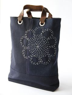 Mini tote bag meets sashiko | D-SY|73 by Daisy van Groningen Embroidery Simple, Shashiko Embroidery, Bantal Sofa, Sac Diy, Diy Sac, Sashiko Embroidery, Potli Bags