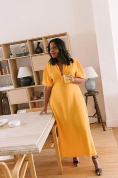 A Stylist Shares Her Fashion Dos & Don’ts Ultimate Capsule Wardrobe, Capsule Wardrobe Pieces, Modest Girl, Mid Size Fashion, Look Plus Size, Vestido Plus Size, Looks Plus Size, Mode Chic, Modest Wear