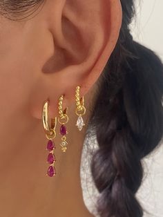 Cool Gold Earrings, Gold Piercings Aesthetic, Cute Jewelry Aesthetic, Pink Earrings Aesthetic, Peircings Earring Ideas, Gold And Pink Jewelry, Gold Hoops Aesthetic, Pink And Gold Jewelry, Gold Jewelry Aesthetic