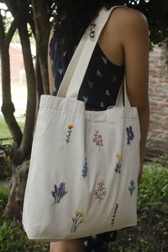 Tote bag, embroidery, flowers, handmade Tod Bag, Tote Bag Diy Pattern, Simple Hand Embroidery Patterns, Handpainted Tote Bags, Tods Bag, Embroidery Stitches Beginner, Tote Bag Canvas Design, Diy Tote, Canvas Cosmetic Bag