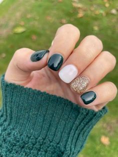 Edgy Winter Nails, Short Dip Powder Nails Winter, February Gel Nails, Dip Nail Inspiration, Dipped Powder Nails Ideas, Winter Dip Nails, Fall Gel Nails, Short Gel Nails