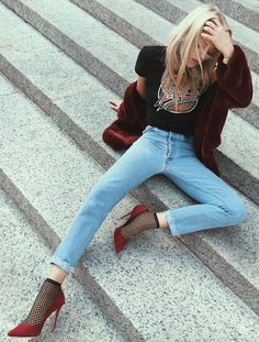 Style Tips for Wearing Fishnets with Jeans How To Wear Fishnet Tights, Fishnet Socks Outfit, Moda Z Lat 70., Fishnet And Jeans, 70s Mode, Style Année 70, 70s Fashion Outfits, Fishnet Socks, Sock Outfits