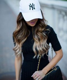 Cap Outfits For Women Summer, Yankee Hat Outfits Women, New York Yankees Hat Outfit, Yankee Hat Outfit, New Era Outfit, Maria Vizuete, Yankees Outfit, Dress And Sneakers, Blogger Outfit Inspiration