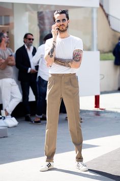Great outfit with a strong personal look! Captured in fashion week. #streetstyle #mens #fashion Urban Style Outfits, Tokyo Street Fashion, Fashion Week Men, Hipster Mens Fashion, Foto Poses, Mens Fashion Classy, Urban Dresses, Preppy Outfit, Minimal Chic