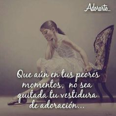 a woman sitting on top of a chair in front of a wall with the words adoracion