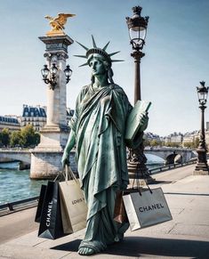 the statue of liberty is holding shopping bags