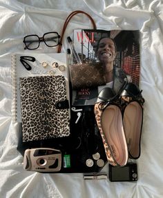 Moodboard Fashion, Inside My Bag, Outfits 90s, Luxe Style, What In My Bag, Mia 3, Fashion Mood Board, Foto Ideas Instagram, Pinterest Fashion