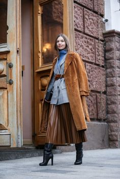 Pleated Skirt Outfit Ideas, Mode Mantel, Pleated Skirt Outfit, Rock Outfit, Trendy Winter, Mode Casual, Looks Street Style, Outfit Trends