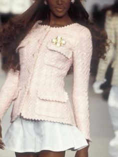 modeling models runway fashian lana del reu soft 90s chanel  #naomicampbell Foto Langka, Runway Fashion Couture, Mode Chanel, Runway Outfits, Chanel Cruise, Taylor Hill, Gisele Bündchen