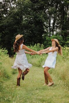 Senior Picture Ideas For Best Friends, Boho Best Friend Photoshoot, Sister Outdoor Photo Shoot, Senior Pics With Best Friend, Cute Best Friend Photoshoot Ideas, Field Pictures With Friends, Senior Picture Ideas For Twins Sister Poses, Best Friend Picnic Photoshoot