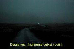 a dark road in the middle of nowhere with an overcast sky and green text that reads dessa vez, falmentientee deteite dexvei vocivoce ir