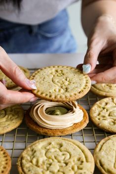 Pistachio Latte, Pistachio Cookies, Bakery Recipes, Sandwich Cookies, How Sweet Eats, Sweets Treats, Sweet Snacks, Just Desserts, Cake Desserts