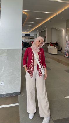 Ootd Kebaya Hijab Modern, Outfit Ngampus, Outfit Kuliah, Kebaya Modern, Hijab Style Casual, Muslim Fashion Hijab Outfits, Batik Fashion