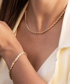 Pretty Jewelry Necklaces, Arm Jewelry, Accesories Jewelry, Gold Jewellery Design Necklaces, Jewelry Lookbook, Classy Jewelry, Women's Jewelry And Accessories, Jewelry Design Necklace, Stylish Jewelry