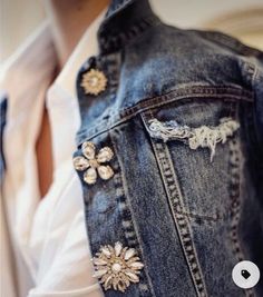 Grandmother Jewelry, Pin Down, Mode Jeans, Look Boho, Embellished Denim, Mode Chic, Refashion Clothes, Mode Inspo, Mode Inspiration