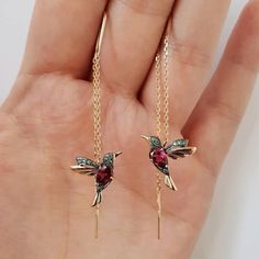 Anunciamos el Cierre total !! Cerramos toda la colección ofreciendo un descuento exclusivo del 50%. Pocas unidades en stock disponible. - Garantía de Envío gratuito - Joyería Artesanal de Alta Calidad Hummingbird Earrings, Mors Dag, Tassel Drop Earrings, Long Drop Earrings, Bird Earrings, Zirconia Earrings, Rhinestone Studs