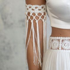 Amazing pair of bridal arm cuffs with fringes, lace armlets are the perfect bridal accessories for your boho beach wedding. These bridal lace arm cuffs embellished with flowers and pearls are a piece of absolutely stunning boho bridal accessories for you the boho bride on your big day🌺 This stunning pair of bridal arm bracelets will be a gorgeous addition to any wedding dress. giving a stunning addition to your total bridal look. 💗💖 Make it unique! It's YOUR day! 💖💗 A stylish addition to yo Crochet Body Jewelry, Bridal Body Jewelry, Macrame Clothes, Boho Bridal Jewelry, Arm Bracelet, Look Boho Chic, Shoulder Jewelry, Barbie Mode, Macrame Wedding