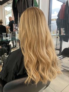 Light Golden Balayage, Soft Gold Blonde Hair, Honey Blonde Hair One Color, Soft Honey Balayage, Golden Blonde Hair With Shadow Roots, Blonde Hair Color Ideas Golden, Golden Blonde Full Highlights, Golden Buttery Blonde Balayage, Golden Wavy Hair