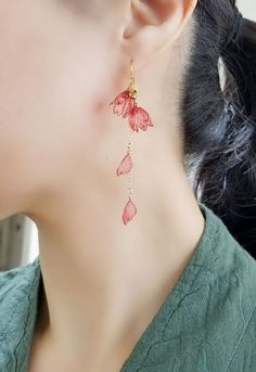 Pretty earrings. Accessories | Jewelry | Accessories Fashion | Jewelry Boho | Earrings Statement | Boho Style Jewelry | Chic | Gold Earrings | Drop Earrings  | Pink Earrings Anting Manik, Pola Gelang, Boho Style Jewelry, Chic Earrings, Earrings Accessories, Earrings Pink, Hanging Earrings, Jewelry Boho, Chic Jewelry