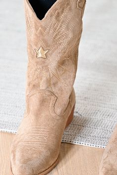 Cowboy Boots, Pull Grosse Maille, Look Western, Rose Beige, Cow Boy, Fall Style, Versailles, Wedge Boot, Fashion Ideas