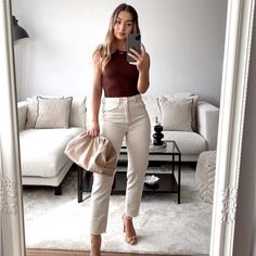 High Waisted Straight Leg Five Pocket Jeans. Front Button Closure. Raw Hem. 100% Cotton. Color: Off White Summer Work Outfits, Zara Straight Leg Jeans, Chique Outfit, Elegante Casual, Elegantes Outfit, Outfits Verano, Casual Work Outfits, Work Outfits Women, Mode Streetwear