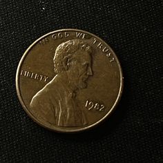 This is a rare find - a 1982 Copper Lincoln Penny with a small date and no mint mark. Weighing in at 3.1g, this coin is a unique piece of American history. Its distinct features and the fact that it's made of copper make it a valuable addition to any coin collection. The absence of a mint mark indicates that it was minted in Philadelphia, adding to its rarity. This vintage coin is a must-have for numismatics enthusiasts and collectors alike. Please see photos for your own appraisal Please contact for return policy Buyers are responsible for all import/export charges The vast majority of items sold here are one off and when sold will not be restocked Old Pennies Worth Money, Old Coins Worth Money, Rare Coins Worth Money, Valuable Coins, Coins Worth Money, Coin Collection, Coin Worth, Old Coins, Rare Coins