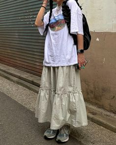 rlo_blxlzl Street Style Long Skirt, Japan Streetwear Women, Layer Summer Outfits, White Sneakers Outfit Aesthetic, White Tshirt Layered Outfit, 2024 Korean Fashion Trends, London Capsule Wardrobe Winter, Asia Summer Outfit, Dress With Jeans Underneath