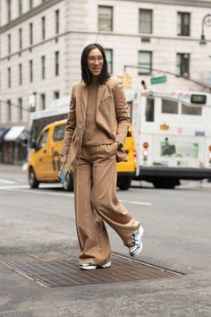 Cozy Winter Fashion, Eva Chen, Monochrome Outfits, Tan Suit, Suit Women, Trendy Street Style, Minimal Outfit, Influencers Fashion, Minimal Fashion