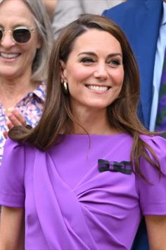 If you haven’t yet seen a video of Kate Middleton receiving a standing ovation at Wimbledon earlier this week, then we recommend you go search and watch it.