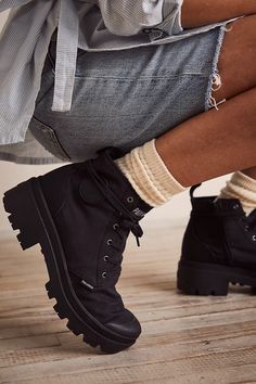 Chunky Lace Boots, Rainy Weather Shoes, Womens Chunky Boots, Palladium Boots Women, Army Boots Outfit, Palladium Boots Outfit, Lace Up Boots Outfit, Palladium Sneakers, Womens Sneaker Boots