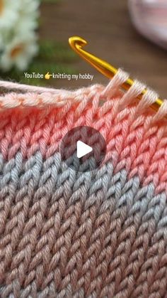 the video is showing how to crochet with yarn and knitting needles in two different colors