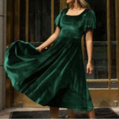 Ivy City Cleo Maxi Dress In Emerald Green Velvet. Has Balloon Sleeves And Back Zipper. Stretches At The Waist. Approximately 22" Across The Waist. Green Velvet Dress Outfit, Velvet Green Dress, Velvet Dresses Outfit, Emerald Green Prom Dress, Dress Designs For Girls, Ivy City Co, Emerald Green Velvet, Party Vibes, Emerald Green Dresses