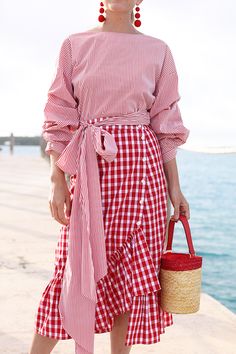 Gaun Fashion, Gingham Skirt, Checkered Dress, Stil Inspiration, Red Outfit, 여자 패션, Lace Fashion, Red And White Stripes, Mode Vintage