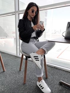 Wine And Paint Outfit Ideas, Work Outfit With Jeans And Sneakers, Outfit Casual Tenis, Ideas De Outfits Juveniles, Jeans Day At Work, Professional Casual Outfits, Casual Outfits For Women Summer, Professional Casual Outfit, Denim Outfit Ideas