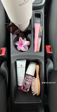 Girly Honda Civic, Girly Vibes Aesthetic, Car Organization Aesthetic, Girly Car Aesthetic, Girlhood Core Aesthetic, Clean Car Aesthetic, Aesthetic Car Keys, Car Ideas Aesthetic, Aesthetic Car Inside