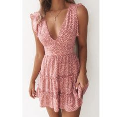 Brand New Pretty In Pink Polkadot Dress Is The Perfect Summer Dress With Its Lightweight Material, Low V-Neck, Ruffle Split Sleeve, Ruffle Mid Length Detail. This Dress Is True To Size. Size Xl Floral Beach Dresses, Outfit Elegantes, Dot Print Dress, Gathered Dress, Trendy Summer Outfits, Dress Flower, Mini Dress Casual, Mode Inspo, Ruched Dress