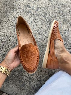 The huarache has stood out as a typical garment of the Mexican people. Its origin dates back to pre-Hispanic times. Beautiful handmade Mexican huarache, made 100% by hand, by Mexican artisans, who weave the leather strips with their delicate hands, giving each huarache a unique detail.  ♦-♦-♦-♦-♦-♦-♦-♦-♦-♦-♦-♦-♦-♦-♦-♦-♦  IMPORTANT INFORMATION:  *SIZES:   PLEASE READ THE SIZE CHART CAREFULLY AND CHOOSE THE RIGHT SIZE BEFORE BUYING!   With the help of the following table, you can determine the num Sunflower Shoes, Huaraches Outfit, Hands Giving, Delicate Hands, Mexican Sandals Huaraches, Mexican Huaraches, Mexican People, Mexican Sandals, Western Shoes