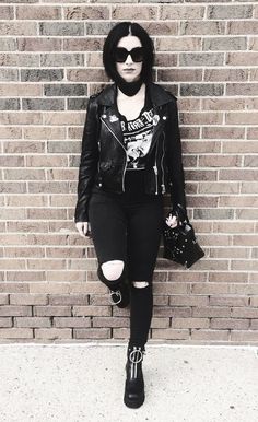 Goth Fashion Aesthetic, Winter Outfits Blackgirl, Wire Dolls, Goth Gifts, Casual Goth, How To Impress, Barb Wire, Ripped Pants
