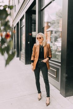 Brown Blazer Outfit Casual, Camel Blazer Outfit, Brown Blazer Outfit, Tan Outfit, Busbee Style, Blazer Outfits Casual, Fall Attire, Brown Blazer