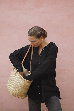 Loose Linen Shirt Outfit, Black Shirt Summer Outfit, Black Linen Button Up Shirt Outfit, Linen Shirts Women Outfits Summer, Black Linen Shirt Outfit Women, Black Shirt Outfit Women Casual, Black Linen Shirt Outfit, Black Linen Pants Outfit Summer, Linen Pants Outfit Summer Casual