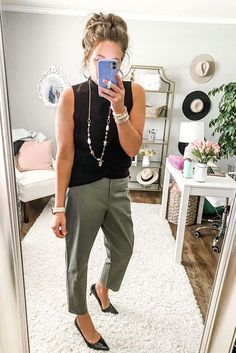 75 Casual Outfit Ideas for Work » Lady Decluttered Business Casual Outfits For Women Summer Over 40, Presentation Outfit, Casual Work Outfits Women, Best Casual Outfits, Business Casual Outfits For Women, Fashion To Figure, Green Pants