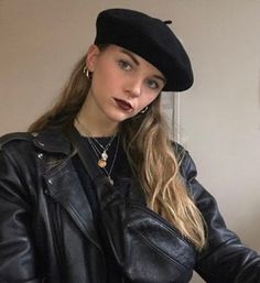 Black Beret Outfit, How To Style A Beret, Beret Outfits, Beret Outfit, Black Beret, 가을 패션, French Girl, Hat Fashion, Dress To Impress