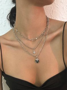 Triple layered silver choker with a star charm and heart charm Michelle Trachtenberg, Grunge Necklaces, Look Grunge, Necklace Combo, Silver Jewlery, Layered Necklaces Silver, Stacked Necklaces, Jewelry Accessories Ideas, Jewelry Lookbook