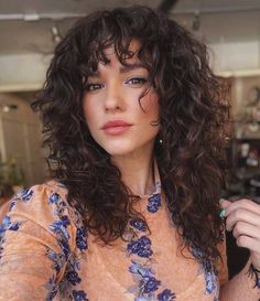 Diy Wolf Cut, Wolf Cut Curly Hair, Wolf Cut Curly, Cut Curly Hair, Curly Hair Trends, Natural Curly Hair Cuts, Curly Bangs, Medium Curly Hair Styles, Shag Hairstyles