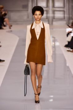 Chloe Runway 2022, 70 Winter Fashion, Fall Collection Fashion, 70s Turtleneck Outfit, 70s Chic Fashion, Runway Fashion Winter, 70s Office Fashion, Winter Runway Fashion, Winter Runway