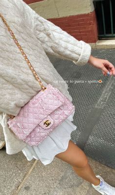 Elegantes Outfit Frau, Chanel Handbag, Estilo Preppy, Old Money Style, 2024 Trends, Fancy Bags, Stockholm Fashion, Luxury Bag